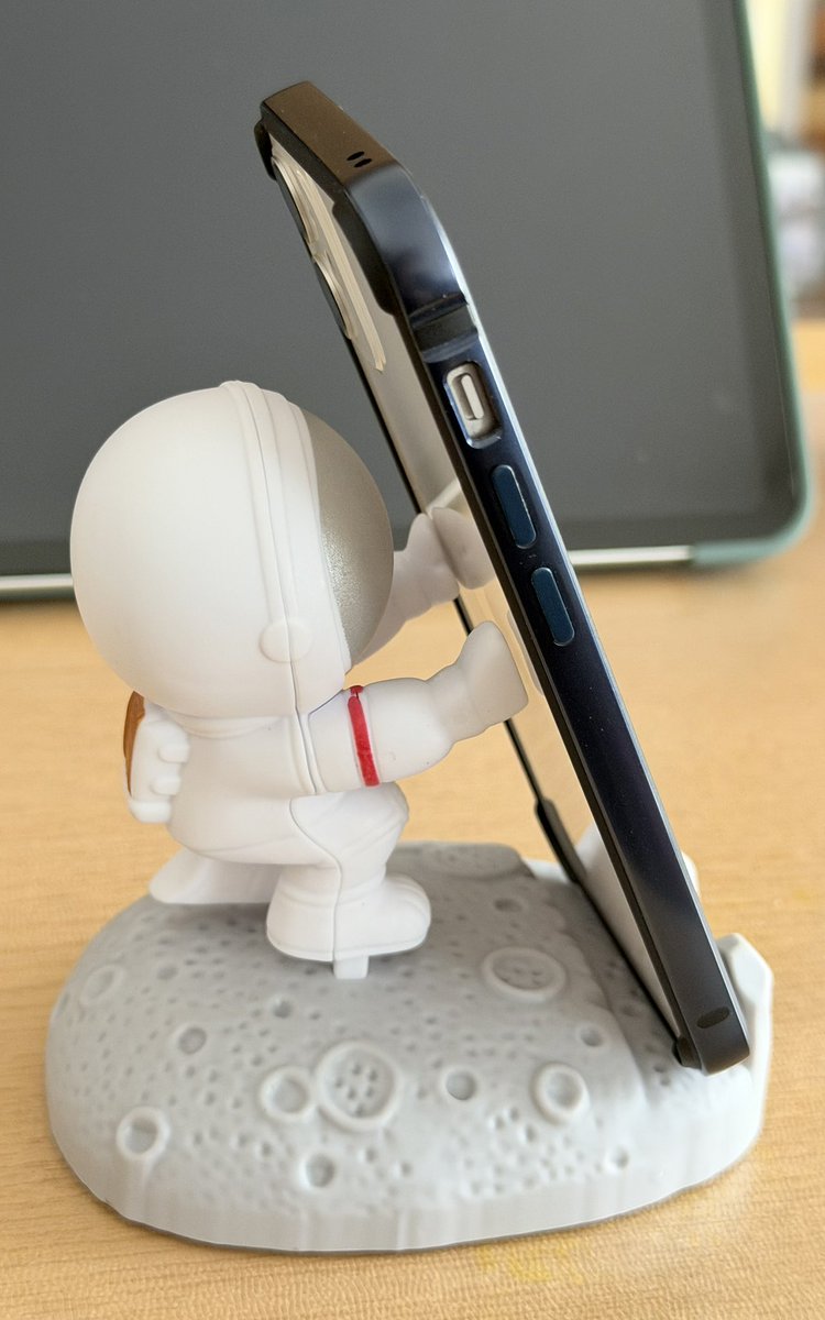 dr_1106's tweet photo. スタンドが付いてないスマホケースを新調したのでスタンドを別途購入 https://t.co/SAuVJL2e1L