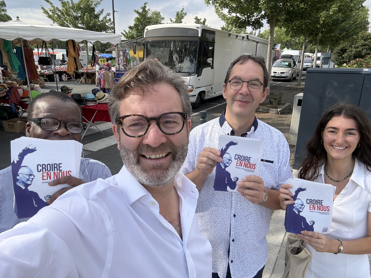 horizons49's tweet photo. L’équipe Avec Edouard 49 est allée à la rencontre des habitants au marché place Leclerc à Angers, à l’occasion d’une nouvelle matinée de tractage. Merci aux militants mobilisés autour @EPhilippe_LH. 🇫🇷

👉Rejoignez-nous pour faire grandir cette dynamique ! https://t.co/DT9bos8VsK https://t.co/ph8T80M5MY