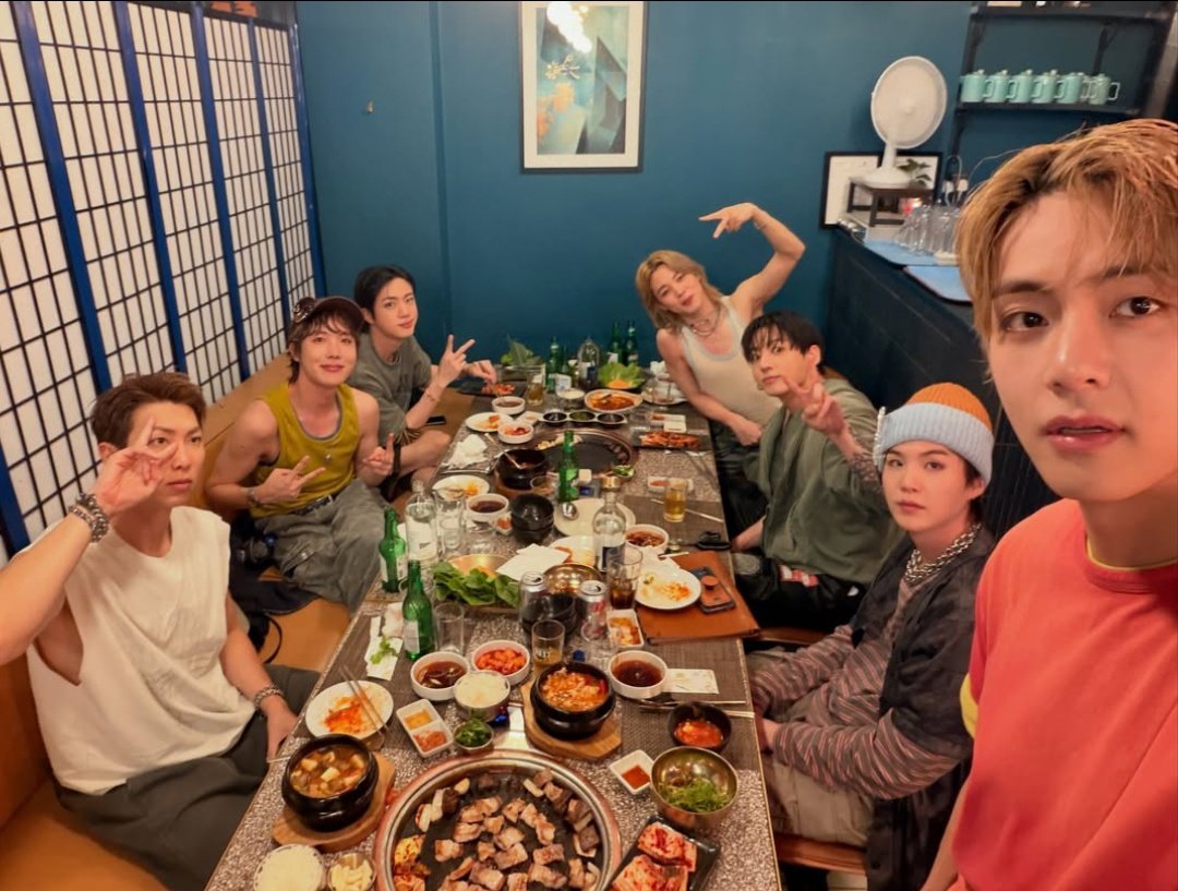jmtokyos's tweet photo. SELCA OT7 PRA COMEÇAR O DIA! Era tudo que precisávamos 🥹💜 https://t.co/6Pf8DUI0o7
