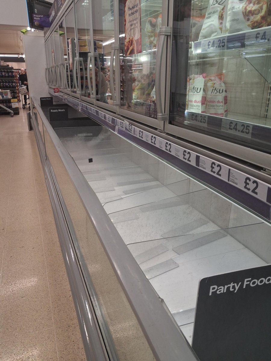sarahargypargy's tweet photo. Had a lovely email from @Tesco to say fridges and freezers were working. Got to @Tesco in Stourbridge to find this. Thank you @sainsburys for helping me to do my weekly shop who's fridges and freezers were fully stocked. https://t.co/h14PupYPpT