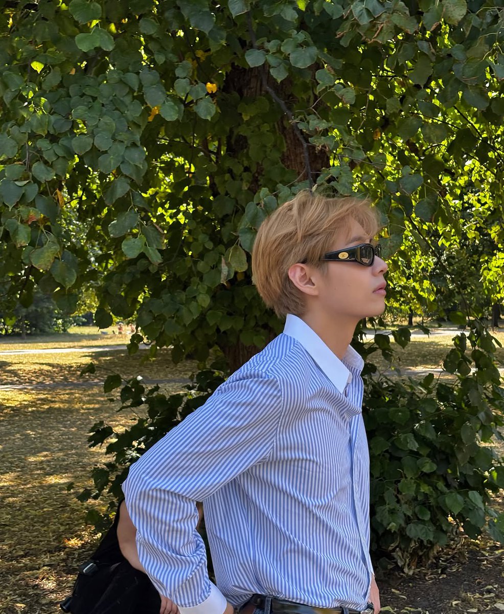 _BTSMoments's tweet photo. [📸 Instagram Post — #V] (2/5)

🐻 🇬🇧⭐

(https://t.co/dgHYGGG6Qw) https://t.co/4Ze6dz4h8z
