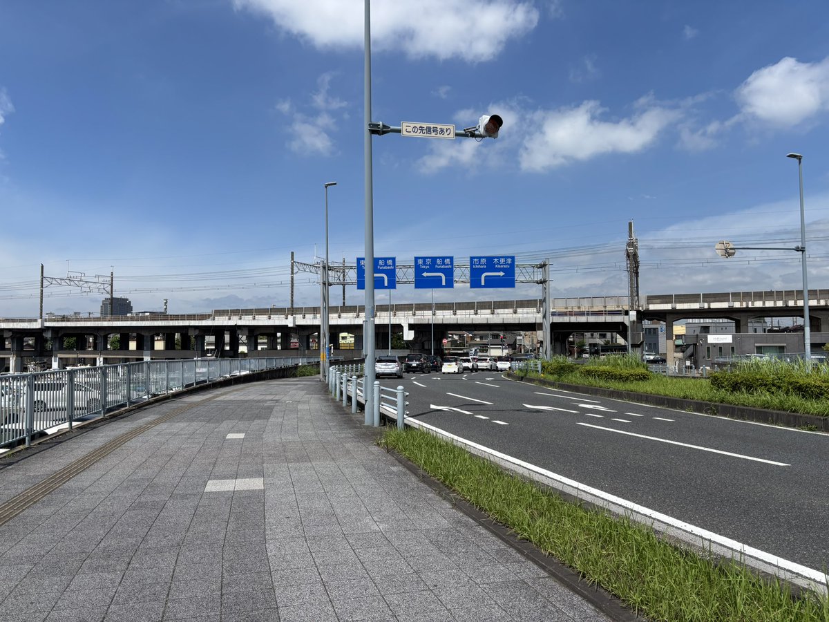 SN_CargoRail's tweet photo. 京葉線の千葉みなと駅から蘇我駅区間にある謎の高架

昔は線路が敷いてあり、川崎製鉄（現JFE）の工場の方につながっていたとか聞いたことがあるが実際はよくわからない

自身の予想では川鉄方面が少し傾いているのでそのまま地上に降りて、赤い線に沿って川鉄の方に行ったのではないかと思う https://t.co/kCfnlqJZ2a