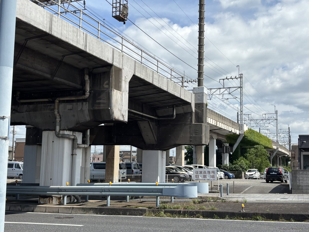 SN_CargoRail's tweet photo. 京葉線の千葉みなと駅から蘇我駅区間にある謎の高架

昔は線路が敷いてあり、川崎製鉄（現JFE）の工場の方につながっていたとか聞いたことがあるが実際はよくわからない

自身の予想では川鉄方面が少し傾いているのでそのまま地上に降りて、赤い線に沿って川鉄の方に行ったのではないかと思う https://t.co/kCfnlqJZ2a