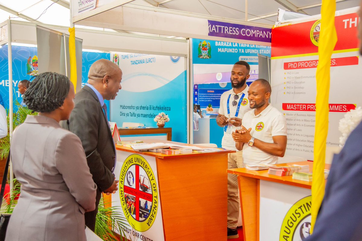 StAugustineoftz's tweet photo. #SAUTMwanza Maonesho ya 50 ya Biashara ya Kimataifa ya Dar es Salaam #sabasaba
Katibu Mtendaji Tume ya Haki za Binadamu na Utawala Bora (THBUB), Bw. Patience Ntwina akipata maelezo kuhusiana na huduma mbalimbali baada ya kutembelea banda la Chuo Kikuu SAUT @StAugustineoftz https://t.co/0cQD7BP7YB