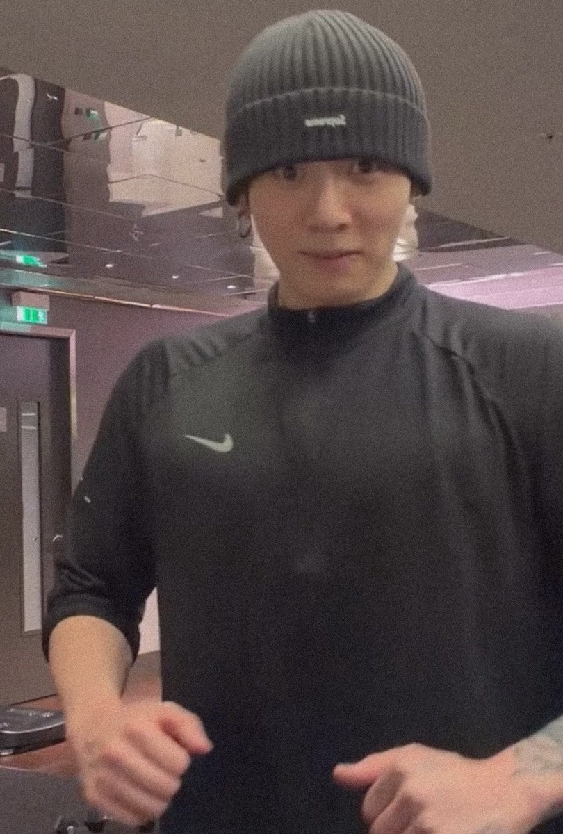 Jungkookdrafts's tweet photo. Jungkook’s face🥰 jungkook’s body😳 https://t.co/deJZ9d6vPP