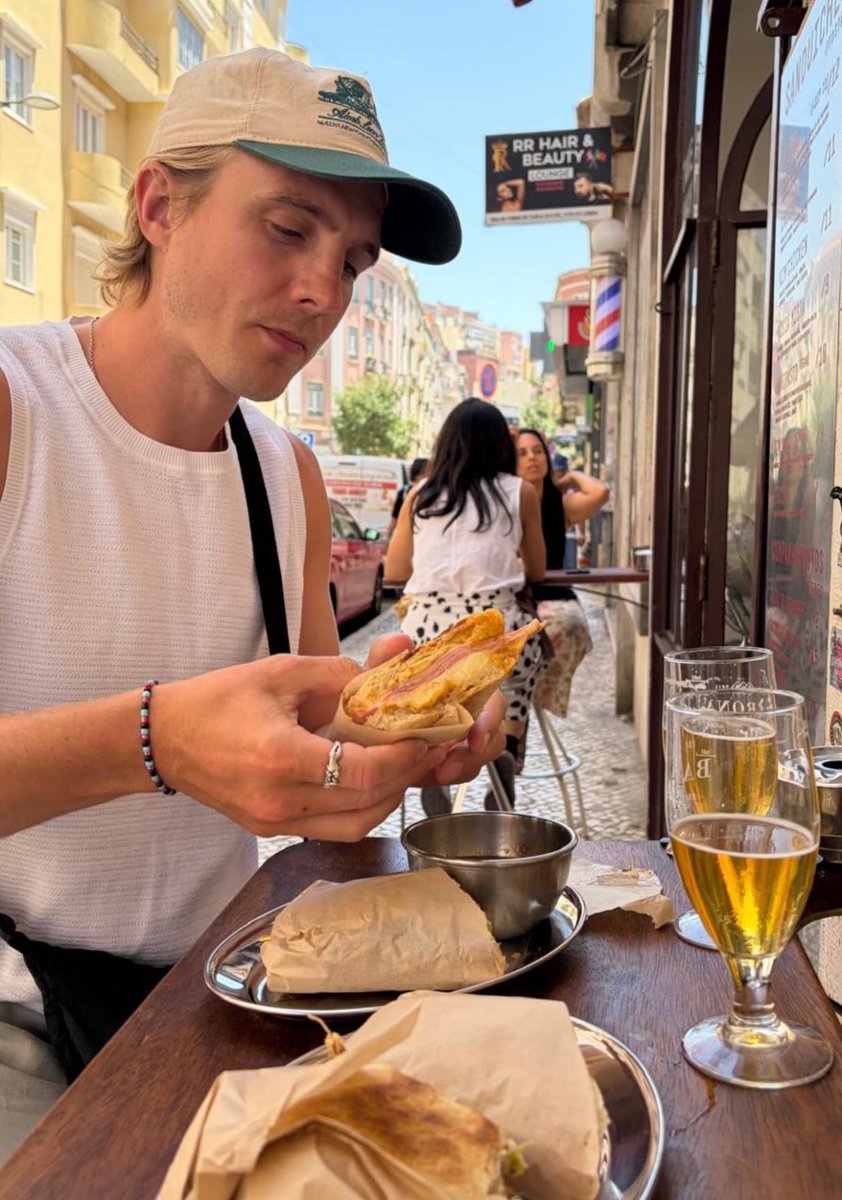 bezcore's tweet photo. he’s so boyfriend in this picture oh ohhhh https://t.co/MmRRdfhdRp