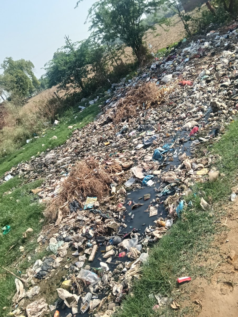TomarVs's tweet photo. Sir , I have complained on IGRS portal. But ADO has closed my complaint on the basis of fake report of cleaning of heap of garbage. I have tweeted that on @OfficeOfDMAgra
@mbansal_ias 
Kindly look into it sir. Our faith will blown up from this system of this will not listened. https://t.co/DJCRUfiwwE