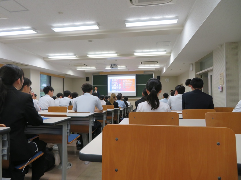 iCerd_director's tweet photo. 6月末までに教育実習を終えた学生に対して、7月初めに「直後指導」が行われた。
冒頭部分で、教育実習委員長として挨拶。このたびの貴重な体験は、多くの人々の協力によるもの。感謝の気持ちを忘れないように…ということを述べた。なお、別件があり、挨拶が終わると退室した。御免なさい。 https://t.co/yX9k5cBSOS