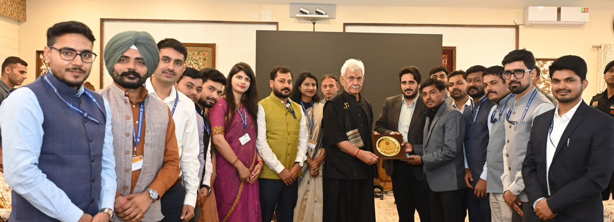 KNSKashmir's tweet photo. #KNSUPDATE || A group of 16 Indian Information Service (IIS) Officer Trainees, Group 'B' of the 2023 Batch called on Lieutenant Governor @manojsinha_ , at Lok Bhavan. They were accompanied by Qazi Salman, Director, Press Information Bureau (PIB), Srinagar.
@OfficeOfLGJandK @diprjk @PIBSrinagar