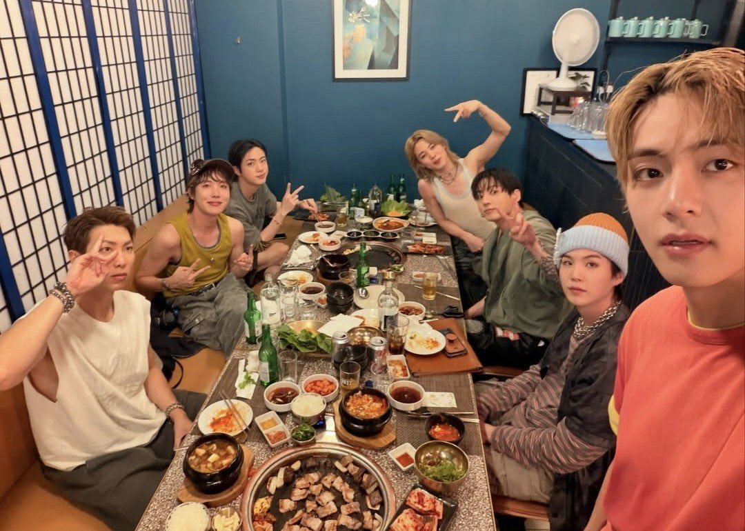 camlovesyoongi's tweet photo. its just wild to me they went to dinner like straight after in their tour clothes like BEANIE on https://t.co/PycWXgdNnZ