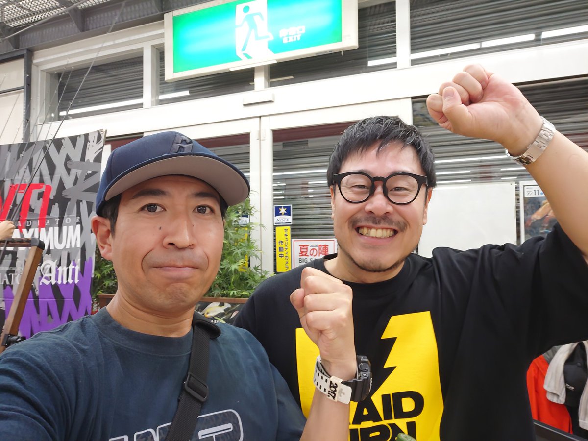 glayuen7's tweet photo. 先週久しぶりにカナモが鳥栖に来店なので行ってみた🚙トークが始まる前からカナモにご挨拶して竹さんとワイワイ

抽選会にじゃんけん😲今回はなんとロッドが4本も出て異様な盛り上がりでした。

暑いなかカナモに竹さんお疲れ様でした🙋

#金森隆志
#カナモ
#raidjapan
#竹さん
#ポイント鳥栖店 https://t.co/PazpcJrp0h