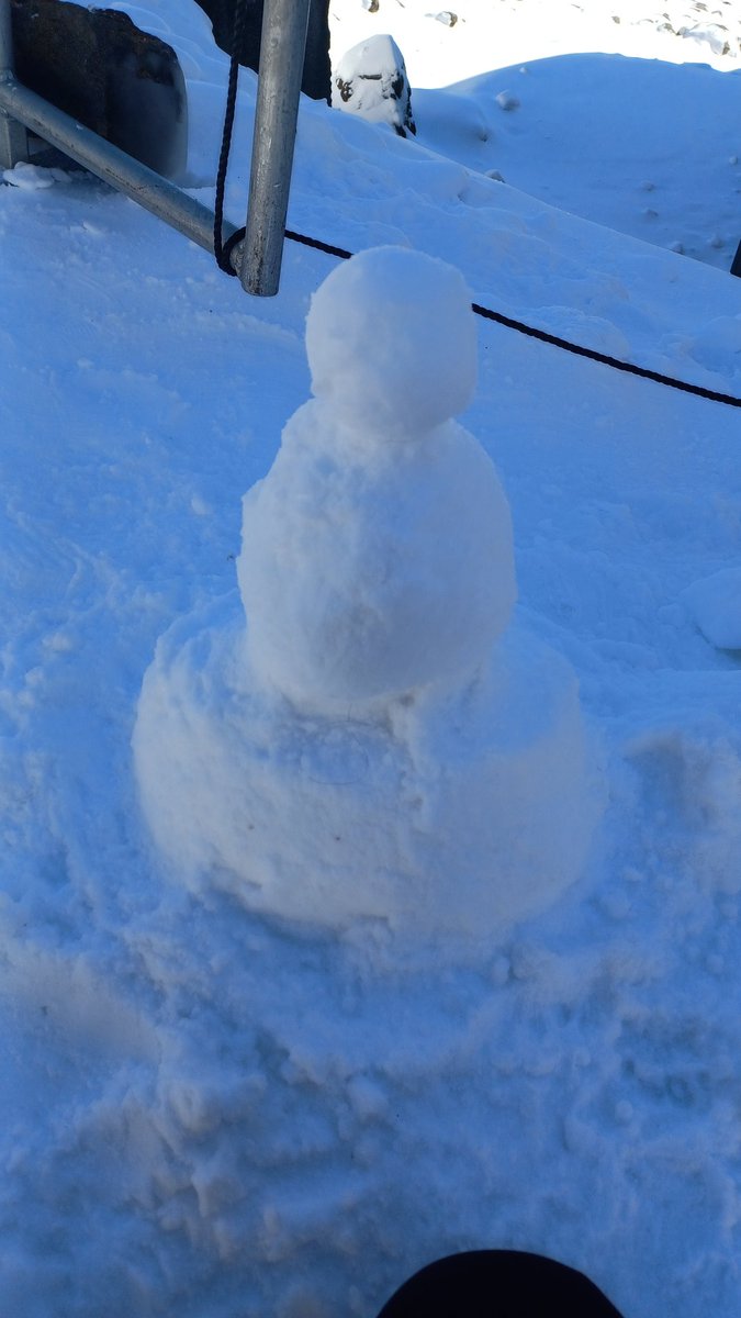 _AR1SHA's tweet photo. Macario's first sad snowman during his time in Northern Vale (he ditched 8 hours later, he can't handle the cold)
Yes I... made the snowman... gulp... it was my first time experiencing snow too...
#mlbbyume #snow https://t.co/6D1EwZ3qPI