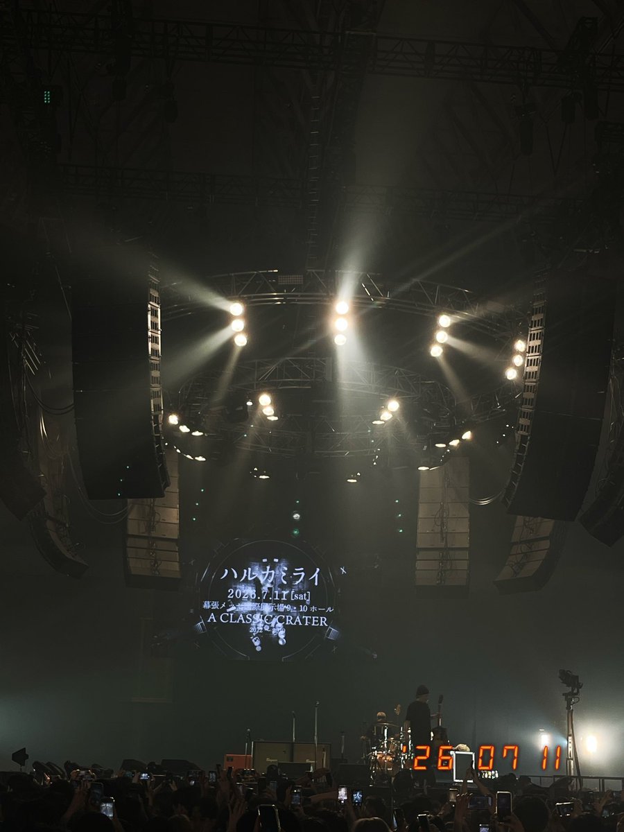 HOKOROCK's tweet photo. 数年ぶりにハルカミライのワンマン行った〜

360°ステージでやるハルカミライのライブは照明とかの演出も相まって神秘的に感じる場面があって好き

好きな曲を沢山聞けてみんなで歌えて幸せでした✌️ https://t.co/AH9lrzqKka