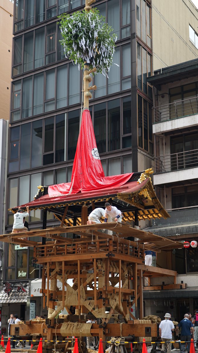 hirokimura0713's tweet photo. 祇園祭の鉾建ての真っ直中
八坂神社にある神輿もキレイで
夏の京都はアツくなってきた！！
LUMIX S9

#祇園祭
#写真撮っている人と繋がりたい https://t.co/zOcDQJOgVg