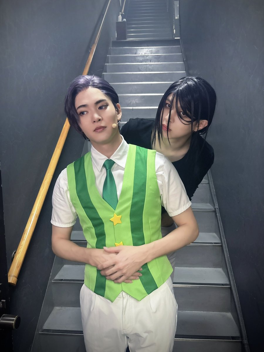 oguryoo's tweet photo. #舞台うらみち 本日もありがとうございました。

池照お兄さんを捕まえました。
目を逸らされている気がするのは気のせいです。

明日は千穐楽ですね…
最後まで楽しみましょう…！

#木角半兵衛  #蛇賀池照 https://t.co/nxkg2gEGXD