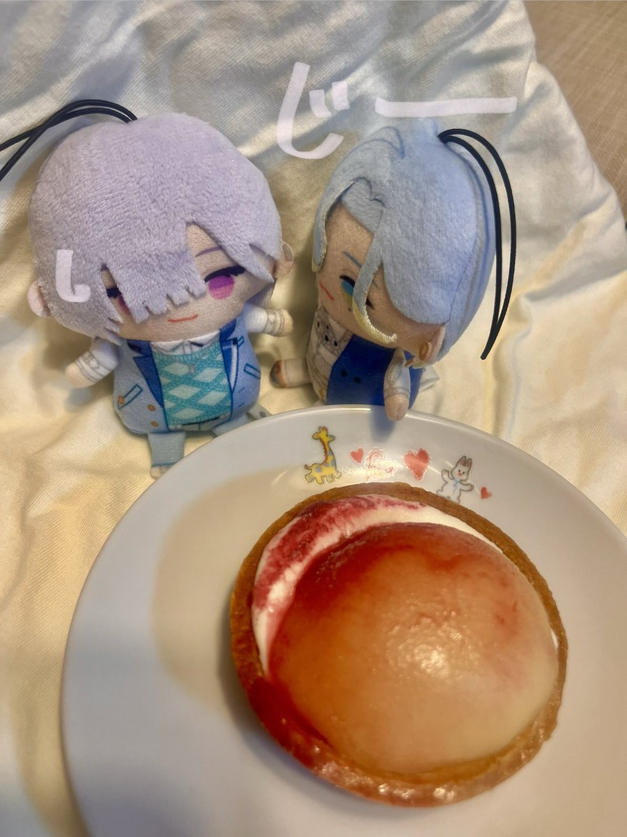 narehate_83's tweet photo. #いすみいいこ
#エゴ宮サ
 
①いすみゃ〜☺️
ローソンの桃タルト一緒に食べようね〜☺️

②し、篠宮？あれ？？今日呼んだかな？

③圧強い圧強い、あなたのじゃないよ？？いすみゃ困ってるから💦

④🏰「ｸｯﾃﾝｼﾞｬﾈｪｰ!!💢💢」
   📘「満足( ¯﹀¯ )」

※いすみゃにもちゃんとあげました https://t.co/aIB0aIKKr0