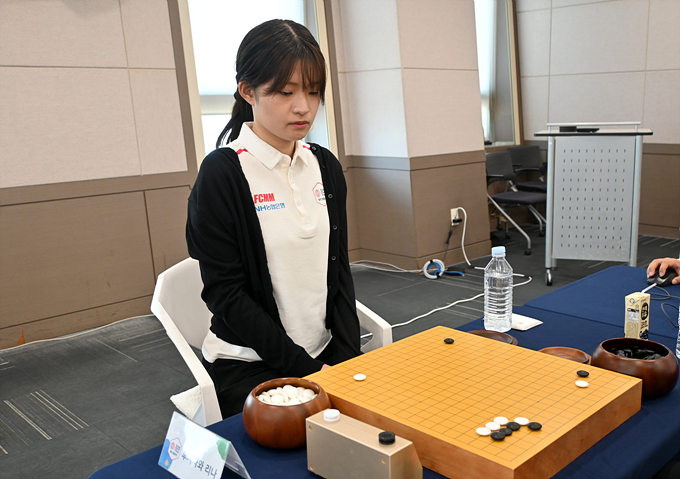 yoshiro_kaba's tweet photo. 今日の韓国女子囲碁リーグは平沢（ピョンテク）チームのホーム・平沢市で行われました！　昨夜は前夜祭も行われました！　というわけで里菜先生をどうぞ！

（サイバーオロより）

https://t.co/3cAeJ0pNBu https://t.co/ZanCtclnap