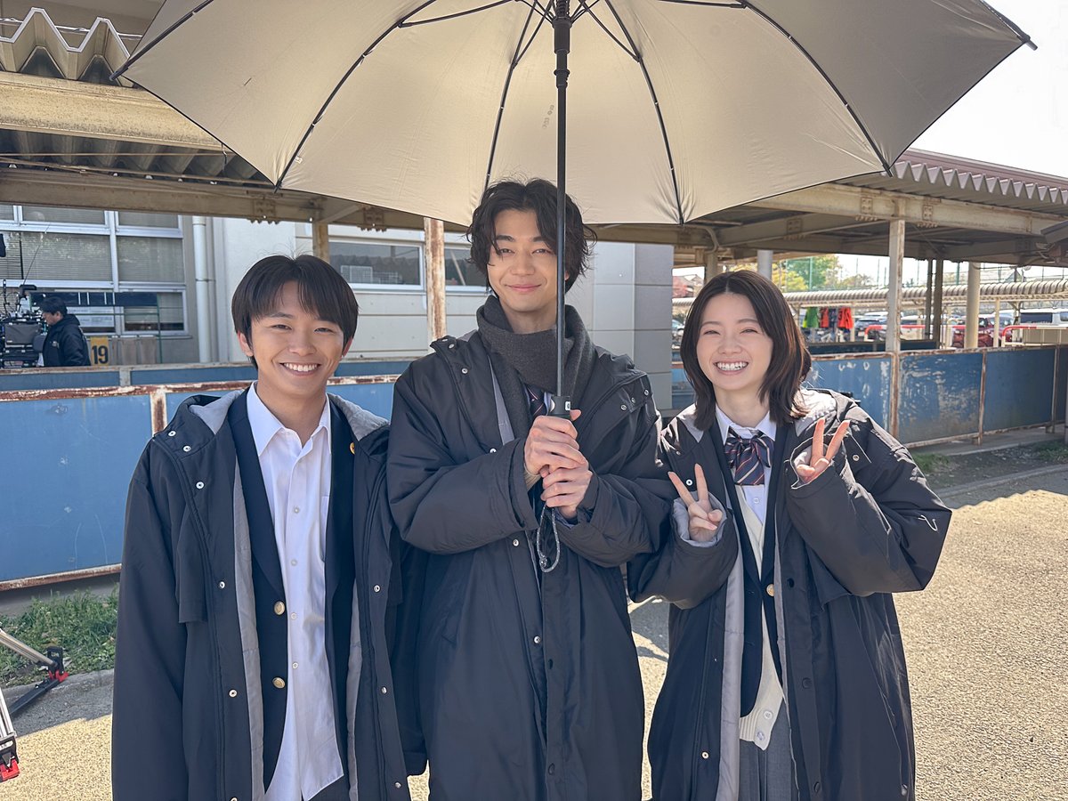 spinnerbait_tv's tweet photo. ✦ #ドラマスピナーベイト ✦

━━━━━━━━━━
📸 オフショット公開
━━━━━━━━━━

第2話撮影中のひとコマ📸✨

加藤清史郎さん、吉澤要人さん
南琴奈さん、巨大な日傘の下の3ショット❕

劇中とはひと味違う
笑顔あふれるオフショットを
お届けします😊🪝

🔗TVer見逃し配信中📱
▼ https://t.co/nzmbOGxAKt
お気に入り登録をお願いします🙌

🔗FODでノーカット完全版配信中🎬
▼ https://t.co/uQHTIEhQnf