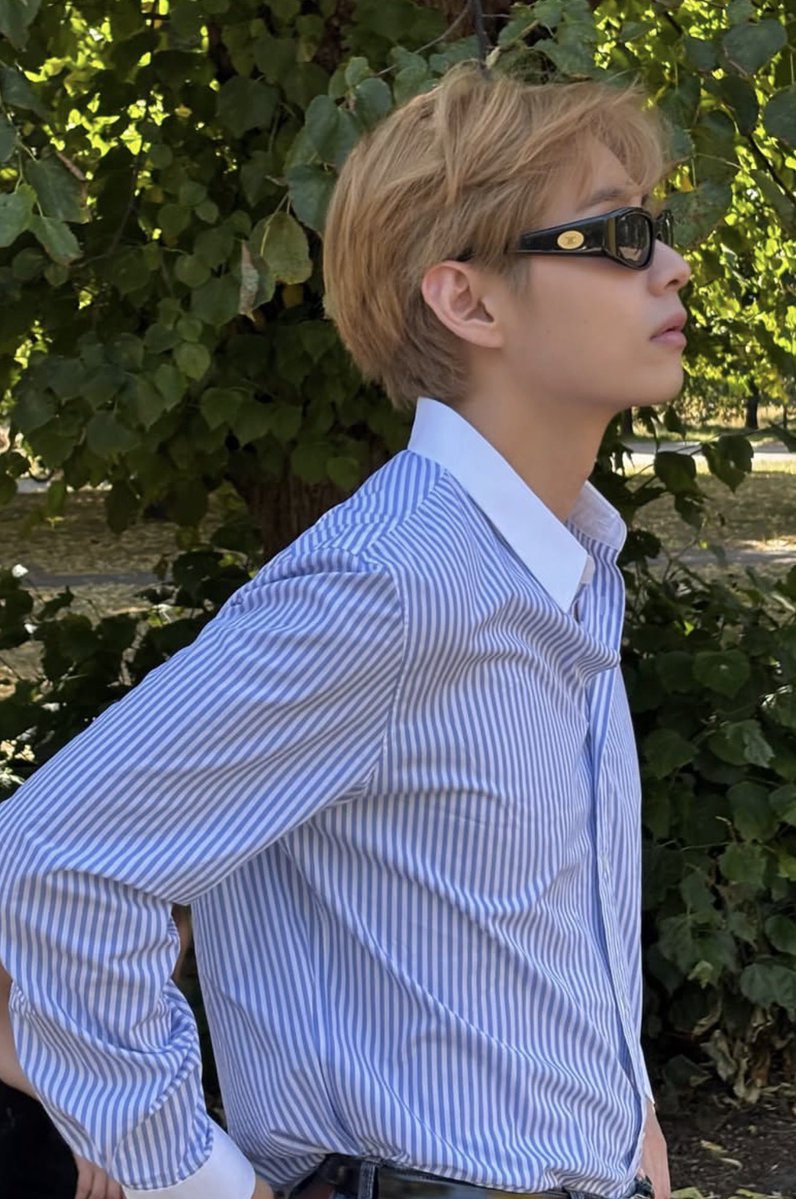 thvchapters's tweet photo. the side profile, the hair, the fit… taehyung is unbelievable https://t.co/Sn7I9E6eym