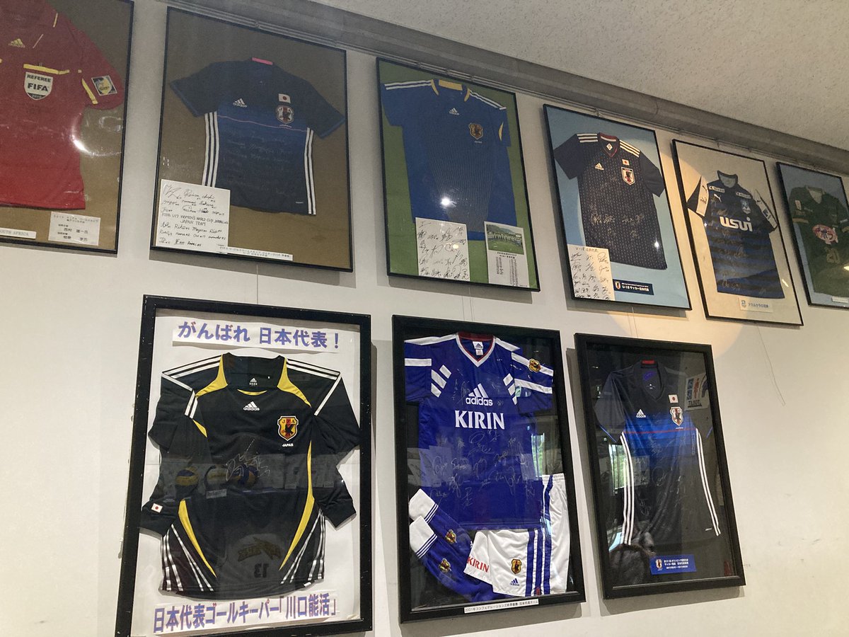 pikari218's tweet photo. 今日は清水のJステップでフットサルDAYでした⚽️TMなどで訪れた事はあったけど実際にプレーするのは初めてです。室内でエアコンも効いてて快適プレー✌️ここでキャンプしたチームのグッズやら色々と飾ってありました✨ https://t.co/LAJwwLUzzX