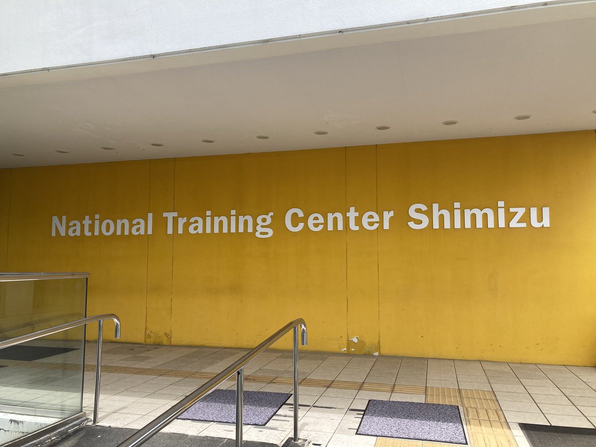 pikari218's tweet photo. 今日は清水のJステップでフットサルDAYでした⚽️TMなどで訪れた事はあったけど実際にプレーするのは初めてです。室内でエアコンも効いてて快適プレー✌️ここでキャンプしたチームのグッズやら色々と飾ってありました✨ https://t.co/LAJwwLUzzX