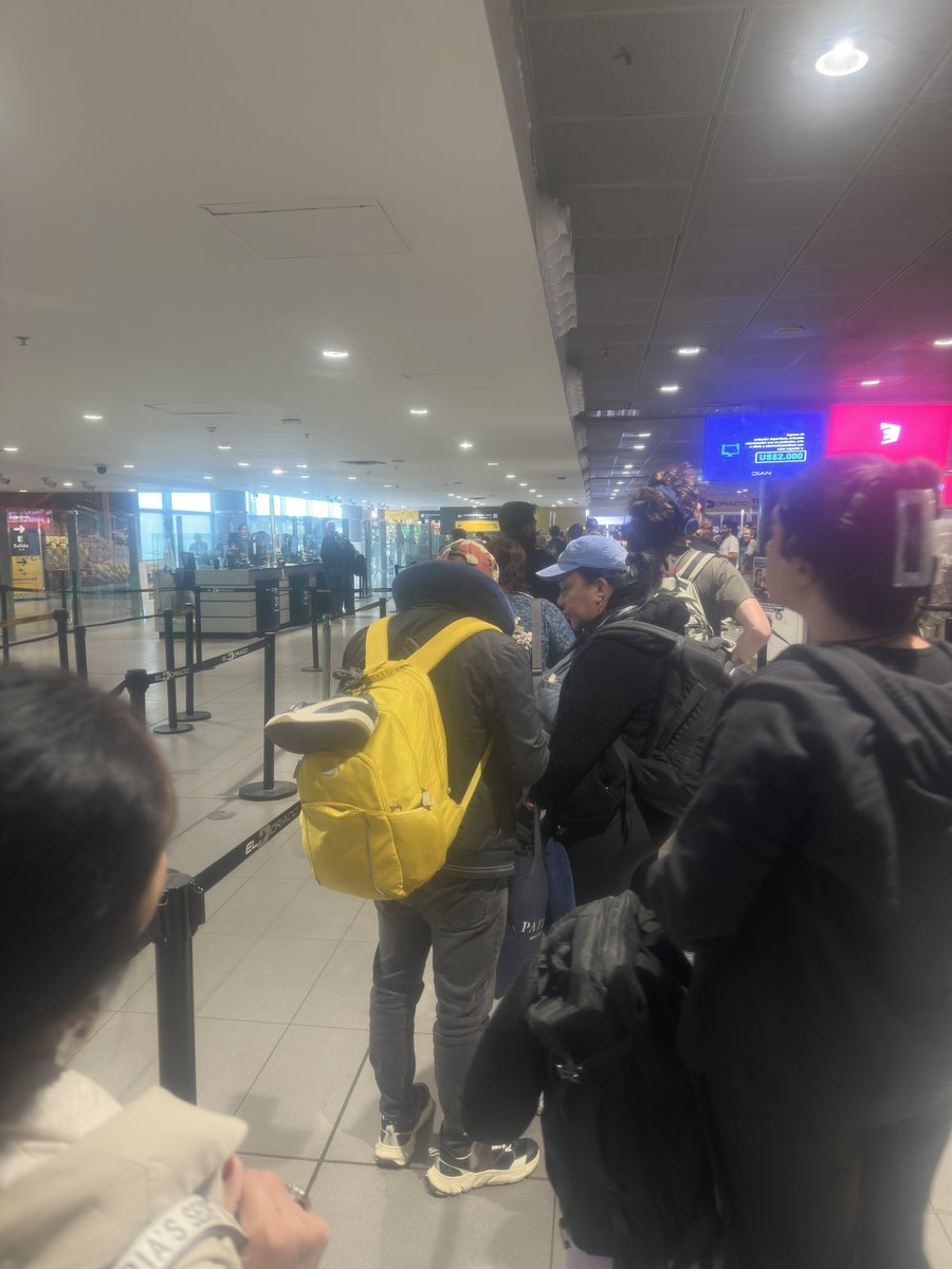 vmg_1992's tweet photo. @Avianca  @AerocivilCol hola, mi reserva B9TRGD de GYE a MDE se perdió por demora en migración en BOG. Estoy haciendo fila en el counter de conexiones. Por favor, solicito prioridad para reubicación en el siguiente vuelo. Gracias https://t.co/WwEBEfpeHx