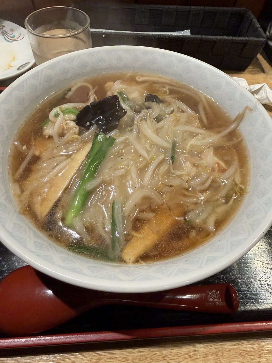 kawolun's tweet photo. 今日はラーメンの日との事で夜ご飯にサンマーメンを食べてきた
美味い！
あと餃子も
そして醤油と間違えてソースで食べたw https://t.co/zzQhFX5pLT