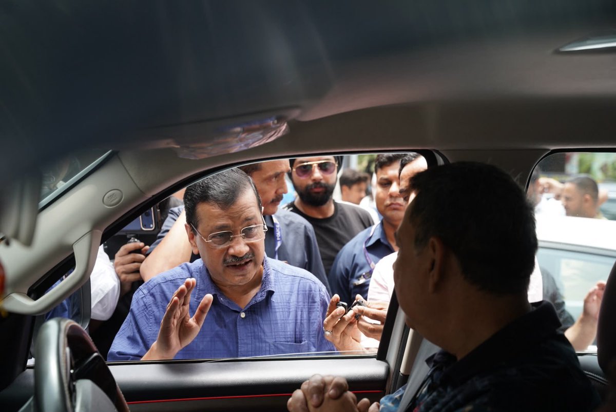 akashuchani08's tweet photo. Kejriwal: Himmat rakho, Modi ko ukhadh fekenge https://t.co/qmVkK84Phu