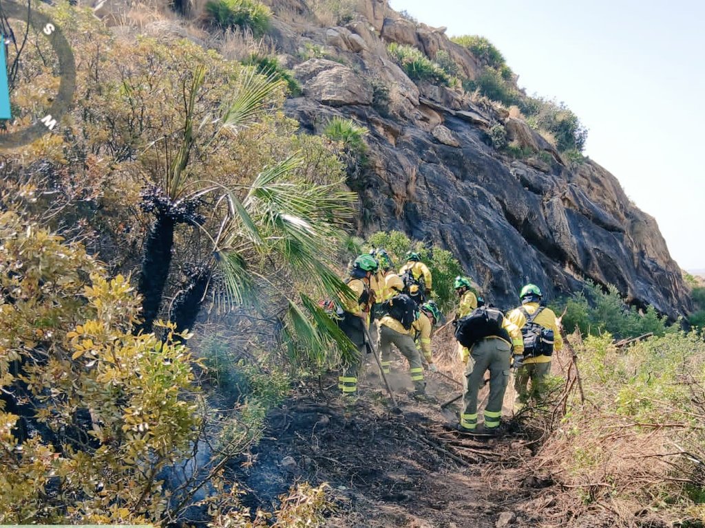 Plan_INFOCA's tweet photo. 🔴 #IFLosGallardos (#Almería).

MEDIOS ACTIVOS:
👩‍🚒 200 efectivos por tierra
🚒 3 autobombas
🚁 1 ligero, 8 semipesados (3 del @mitecogob), 2 pesados
✈️ 1 de coordinación, 6 de carga en tierra, 2 anfibios pesados del @mitecogob 

Recursos de @UMEgob, BRIF y bomberos del Levante. https://t.co/JLdvXE5mrM