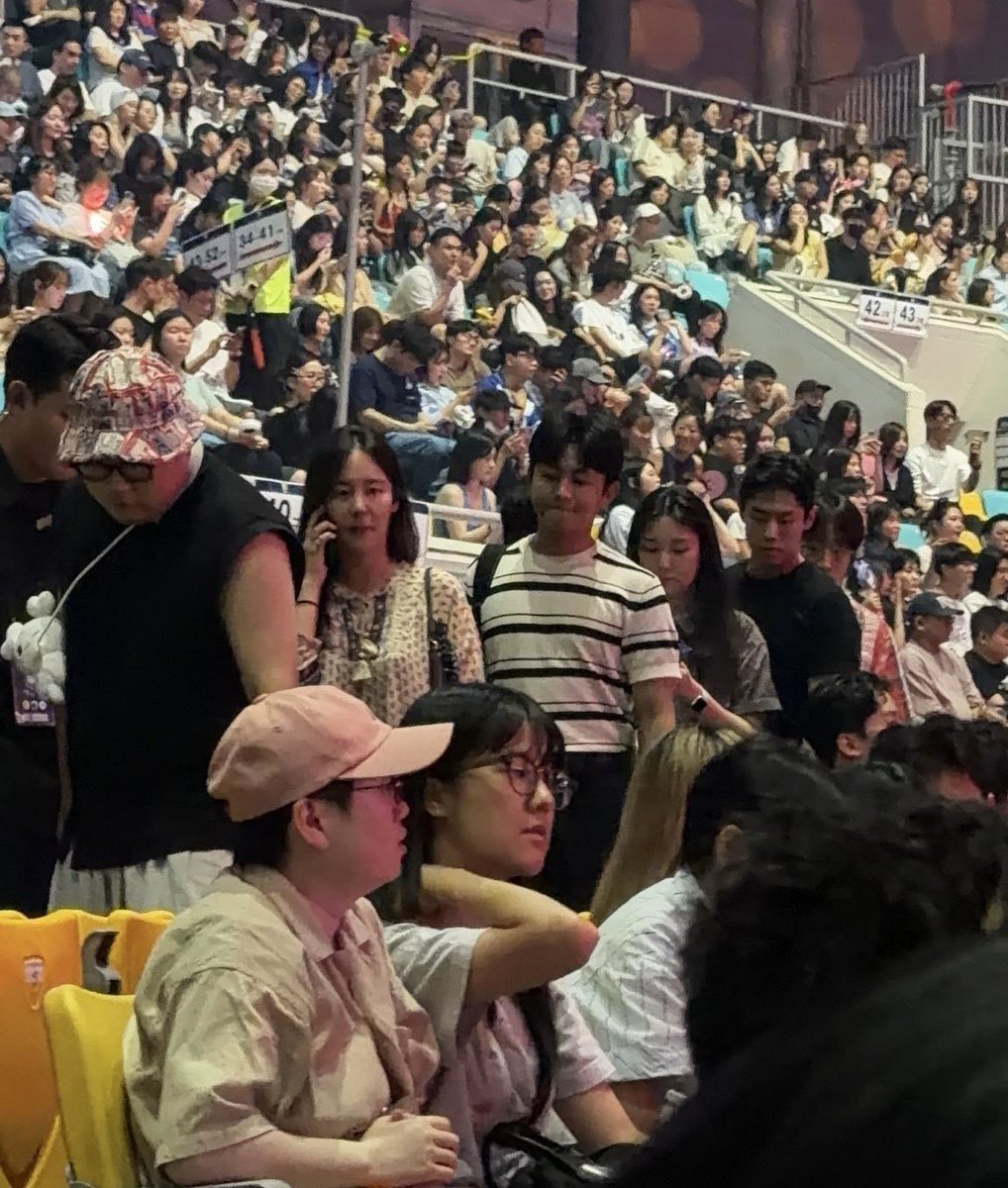 dahyunpopbase's tweet photo. The cast of 'You Are The Apple Of My Eye' went to TWICE's concert in Seoul today. https://t.co/GfCByYbWsx