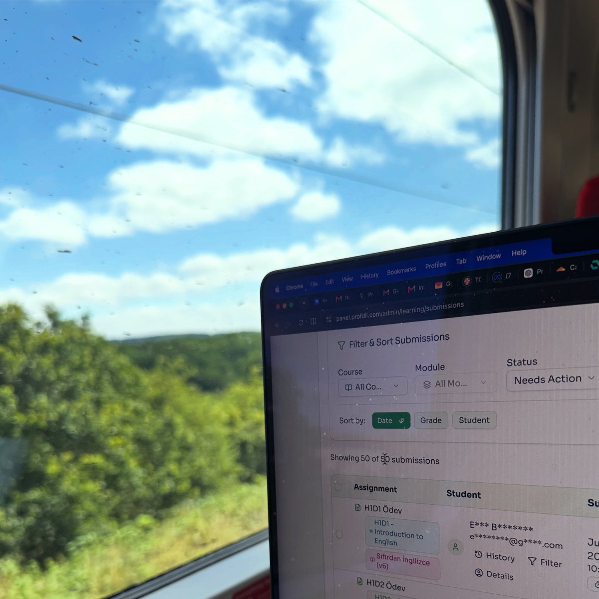 hdingilizce's tweet photo. Bugünkü ofisimiz Londra - Edinburgh treni. Sıfırdan İngilizce v6 mesajları, Writing Akademi ve 360 Derece İngilizce Konuşma Kursu ödevleri bu yolda biterse şahane olur. Bu arada dipnot İngilterede bölgeler/şehirler arası ciddi aksan farkları var. Birkaç gün kulağı alıştırmak gerekebiliyor. Bir bakıma İstanbuldan birinin Egeli ya da Karadenizli bir teyzeyle sohbeti gibi.