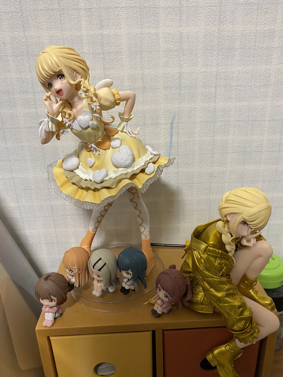 Su_TEXI's tweet photo. 久々に実家に帰ってきたんで実家用にとっておいたしゅきしゅきことねを飾りました https://t.co/dF2ZOYtthI