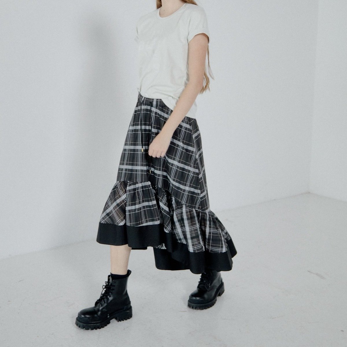 LCBNEWS's tweet photo. 【PRE ORDER人気No.1】
7/12(日)23:59まで｜20%OFF

軽やかなシアー素材と、シャープなチェックが印象的なデザインスカート。

人気No.1アイテムを、お得にご予約いただけるこの機会をお見逃しなく📣

🔗https://t.co/F4L6iJTlr1

#LECIELBLEU #プレオーダー #チェックスカート https://t.co/Xdrk9W7GwO