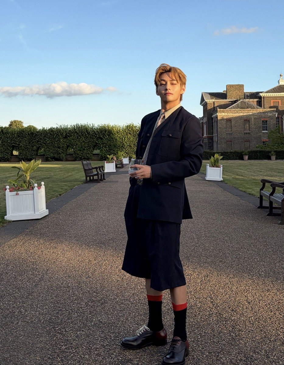 thvchapters's tweet photo. you know I love a london boy https://t.co/26Eo9zKB1c
