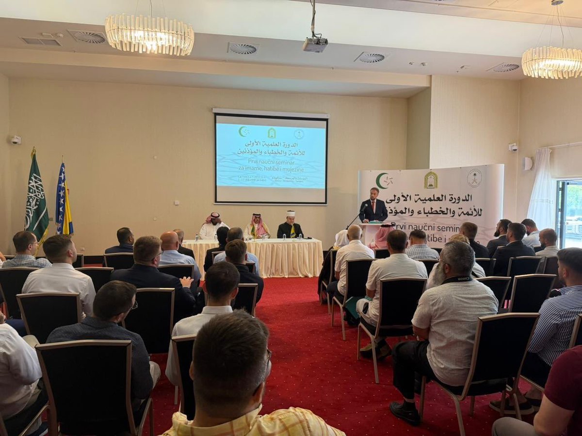 SaudiNewsFR's tweet photo. 🇸🇦 Le Ministère des Affaires Islamiques poursuit ses actions de formation et de sensibilisation au Sri Lanka, en Indonésie, en Bosnie-Herzégovine, au Nigéria, en Autriche et à Maurice, avec la participation de centaines de prédicateurs, d'imams, d'orateurs et d'étudiants en sciences Islamiques.

Ces initiatives s'inscrivent dans le cadre de ses efforts pour diffuser un enseignement islamique solide, promouvoir les valeurs de modération et de juste milieu, et former des prédicateurs dans différents pays du monde.