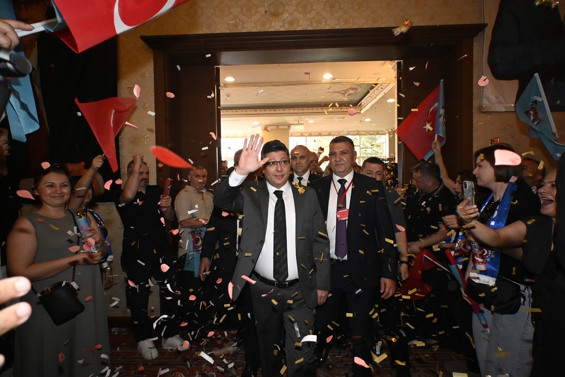 TurkMetalSen's tweet photo. Gölcük Şubemizin 8. Olağan Genel Kurulu’nu, Kocaelili metal emekçisi kardeşlerimizin ortaya koyduğu birlik, beraberlik ve dayanışma ruhu içerisinde tamamladık. Genel Kurulun açılışında delegelere ve salonu dolduran üyelerimize hitap eden Sayın Genel Başkanımız Uysal ALTUNDAĞ, Sendikamız Türk Metal’in dün kutlanan 63. kuruluş yıldönümüne değinerek, yürütülen faaliyetler ve sendikal çalışmalar hakkında bilgiler verdi.

Haberin detayları için: https://t.co/4CkAdpErvY