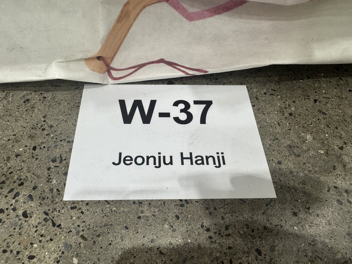 Juniper_color's tweet photo. Creemaのハンドメイドインジャパンフェス、韓国から出展しているブースW-37の"韓紙で作るうちわのワークショップ"500円でした！うちわを作りながら異文化コミュニケーションも出来ました。サムギョプサルの話で盛り上がりました😆美味しいものの話は世界共通🇰🇷✨明日も出展されるとのこと。 https://t.co/x4ykkCKkBK
