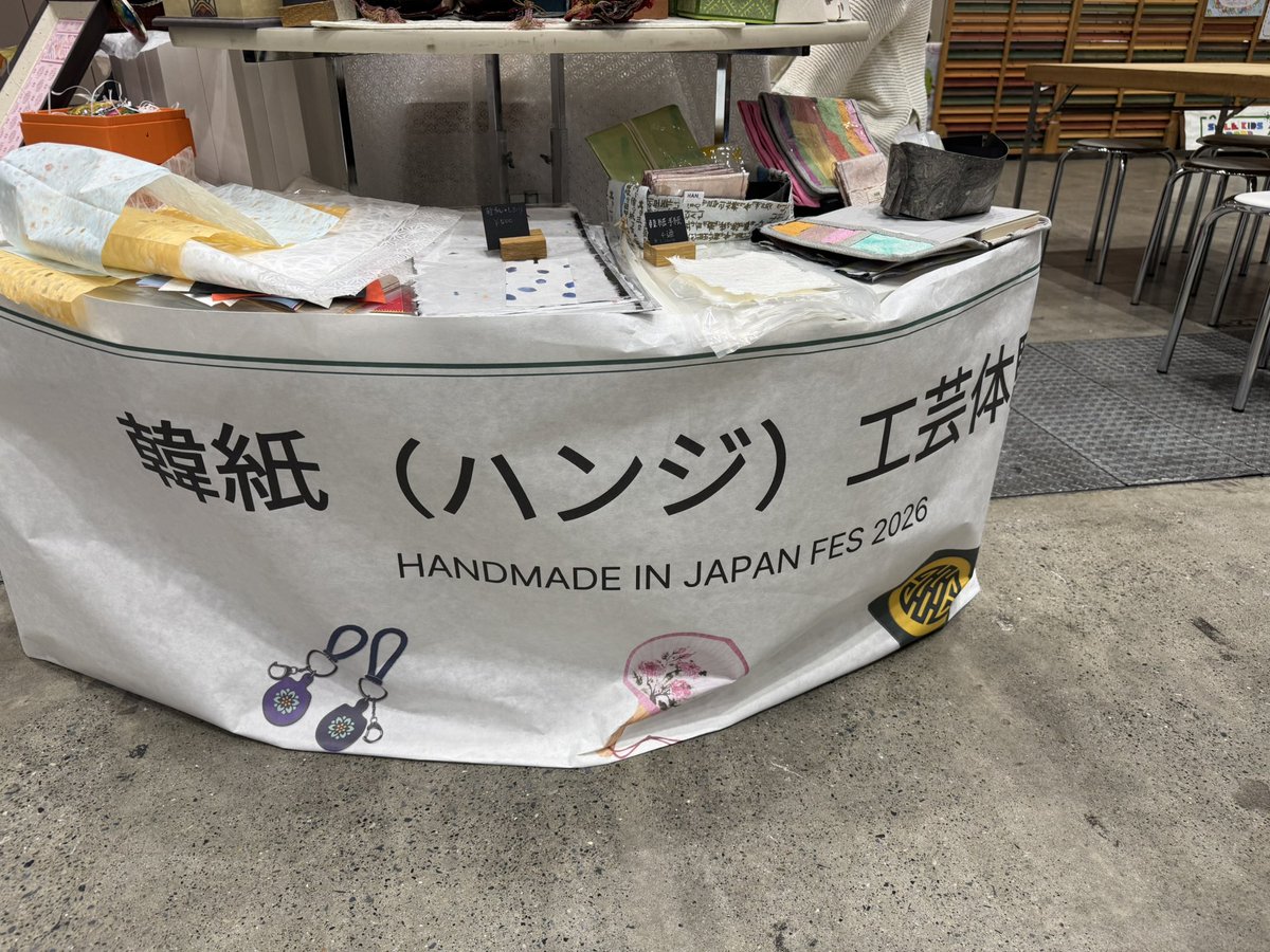 Juniper_color's tweet photo. Creemaのハンドメイドインジャパンフェス、韓国から出展しているブースW-37の"韓紙で作るうちわのワークショップ"500円でした！うちわを作りながら異文化コミュニケーションも出来ました。サムギョプサルの話で盛り上がりました😆美味しいものの話は世界共通🇰🇷✨明日も出展されるとのこと。 https://t.co/x4ykkCKkBK