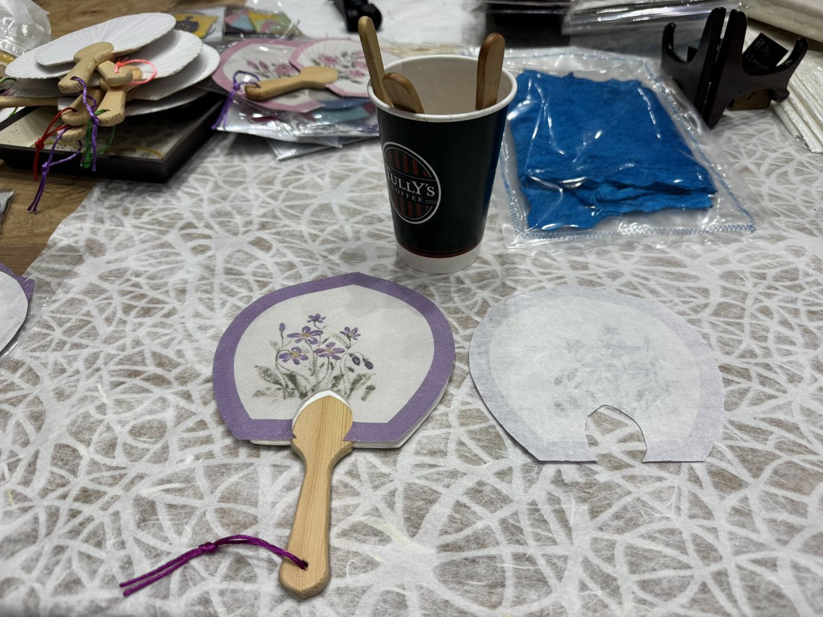 Juniper_color's tweet photo. Creemaのハンドメイドインジャパンフェス、韓国から出展しているブースW-37の"韓紙で作るうちわのワークショップ"500円でした！うちわを作りながら異文化コミュニケーションも出来ました。サムギョプサルの話で盛り上がりました😆美味しいものの話は世界共通🇰🇷✨明日も出展されるとのこと。 https://t.co/x4ykkCKkBK