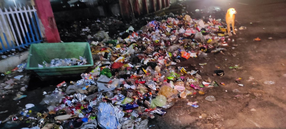Rajeshk9821's tweet photo. @RailMinIndia @CPRONCR @drmbct @DMMathura1 @RailwaySeva @RailMinIndia @rpfwcrkota @RPFCR @upgrphq @GM_NRly @GM_CRly   संलग्न तस्वीर मथुरा रेलवे station Junction प्लेट् फॉर्म क्रमांक 1 के बाहर वाहन पार्किंग क्षेत्र के पास का है, कृपया इसे साफ करायें एवम स्वछता अभियान को सफल बनाएं https://t.co/NecW3WSVPP