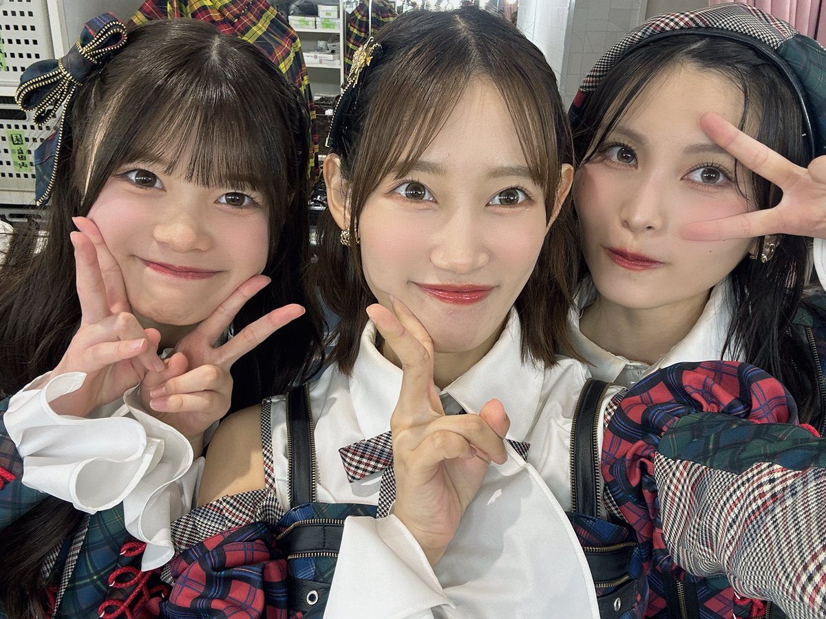 kurooosu_48_16's tweet photo. ここからだ公演お昼も夜も
ありがとうございました！

推しじゃなくても目を合わせてくださる優しい方がたくさんでとてもとても楽しかったです✨
そしてはーちゃんうちわやペンライト、コール、ありがとうございました！🥹💖

先輩後輩同期、満遍なくいて楽しすぎたー！🌻 https://t.co/VJ0o9yPbnE