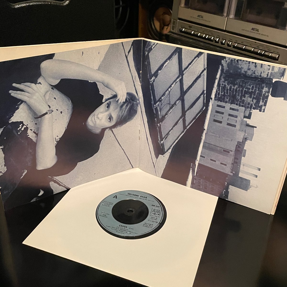 MILEHIGHCLUB202's tweet photo. ほな7いこか
SUZANNE VEGA / Gypsy [’86 A&amp;M Records --- AM 349]
#suzannevega #gypsy #SolitudeStanding #SpecialConcert #SouvenirGatefold #IncludesMiniPoster #listeningbar #vinylbar #musicbar #レコードバー #ミュージックバー #mhc11072026
https://t.co/ULLxfHghvC https://t.co/alcptoVwVA