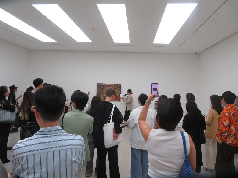ignatiu97904736's tweet photo. 1階にはフレスコ作品も展示。17時からは一般公開で大勢のお客さんや関係者で賑わった。3、4枚目はスタッフの解説によるガイドツアー。 https://t.co/R0JnBpC4vj