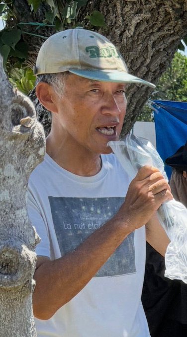 fm21wannuumui's tweet photo. 【平和学習はシノギ】
働く事なく毎日反基地活動をして
生活できるのは、
警察に逮捕されても生活に影響がない　
だけでなく、年間35万人も来る平和学習
の生徒、学校をシノギの対象にしていた
からですよね？
そこに合法的に金を回していたのは
デニー知事率いる今の沖縄県政。 https://t.co/XArliFLGAt