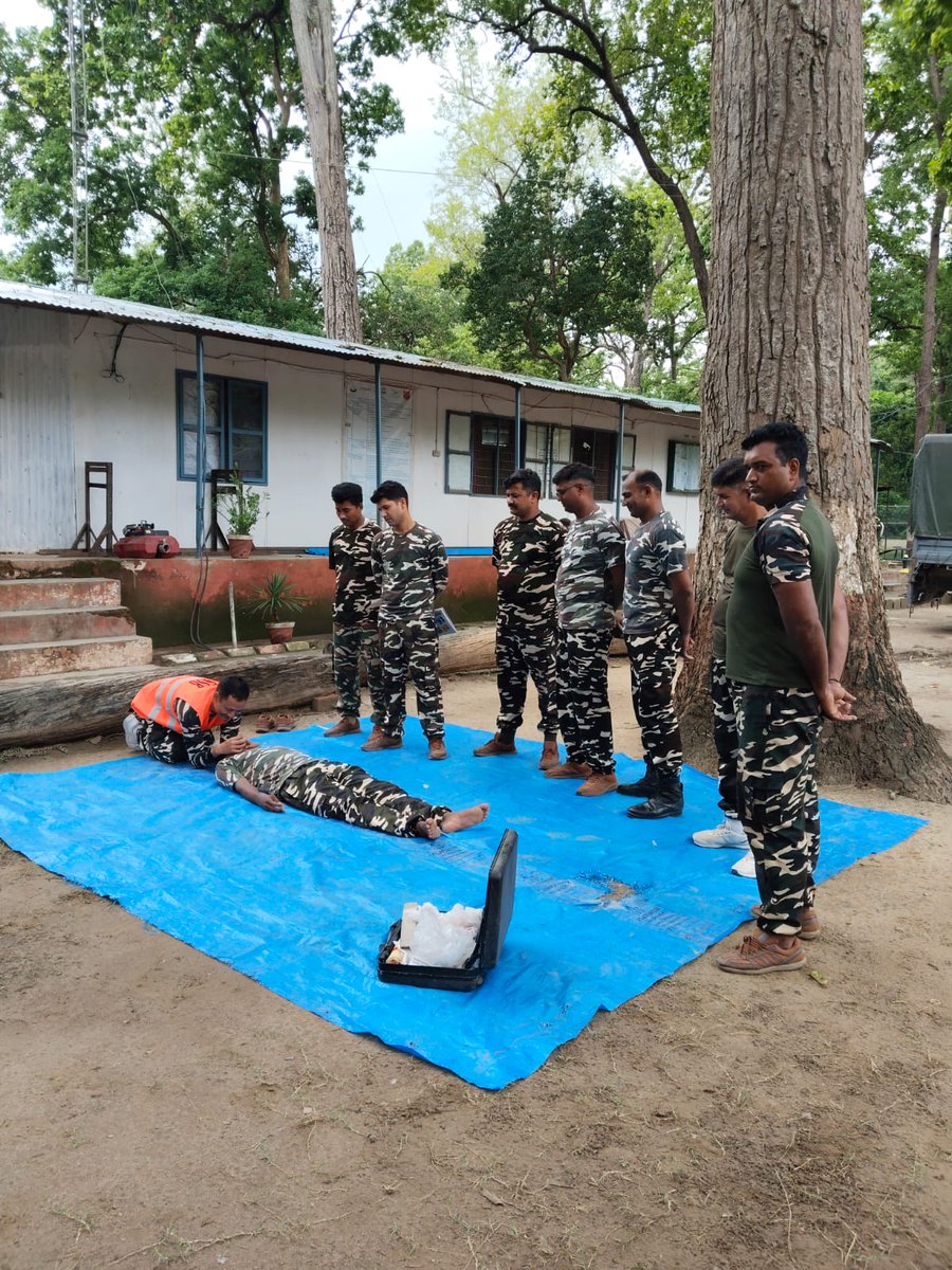 70BnSSB_INDIA's tweet photo. हर संकट से टकराने को तैयार70वीं वाहिनी सशस्त्र सीमा बल 'डी' समवाय निशानगाड़ा के RRT दल द्वारा दैनिक ट्रेनिंग के तहत सर्प दंश, रक्त स्राव व हड्डियों की चोट के प्राथमिक उपचार सहित 'फ्लोटिंग पंप' और CSSR रेस्क्यू गियर्स का गहन अभ्यास किया गया। आपदा राहत और देश सेवा में हम सदैव तत्पर https://t.co/0mUSlct1Oz
