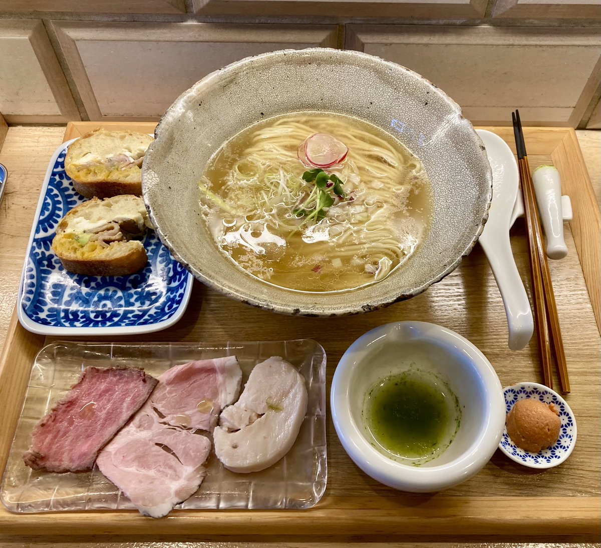 AGON_PPM's tweet photo. 日本橋の『だしと小麦の可能性』

「ラーメン界の佛跳牆」定期摂取。14時くらいに行けば余裕で入れるだろうと思いきや、まさかの10人以上待ち！日本人の方が多かったので「魯山人つけ麺」でもバズったか？

そのまますぐ側の『AT THE 21』へIN（笑）
オム焼きそばをONするタイプのモダンが旨過ぎた！ https://t.co/VArVsdjG5b