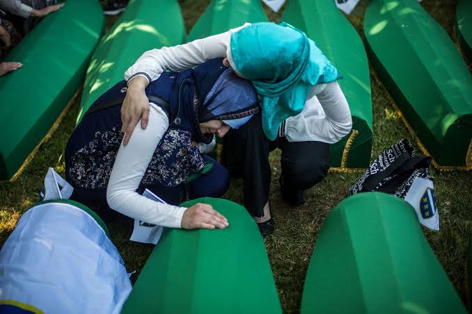 ahmtamim9's tweet photo. Srebrenica als Spiegel der Gegenwart

Im Juli 1995 verwandelte sich die UN-Sicherheitszone Srebrenica in eine Todesfalle. Bosnisch-serbische Einheiten unter dem Kommando von Ratko Mladić exekutierten über 8.000 bosniakische Männer und Jungen - unbewaffnet, wehrlos und im Stich gelassen von der internationalen Gemeinschaft. 
Ihre Leichen wurden in Massengräbern verscharrt und erst Jahre später freigelegt. Der Internationale Strafgerichtshof für das ehemalige Jugoslawien (ICTY) und der Internationale Gerichtshof (ICJ) klassifizierten dieses Verbrechen als Völkermord: den ersten auf europäischem Boden seit dem Holocaust. 
Drei Jahrzehnte später verblasst dieses Ereignis im kollektiven Gedächtnis Europas. Das zeigt sich nicht nur in schwindender politischer Aufmerksamkeit, sondern vor allem in der Rhetorik bei aktuellen Gräueltaten. Als ukrainische Truppen 2022 die russischen Besatzer aus Butscha vertrieben, sprachen europäische Politiker und Kommentatoren vom „ersten Zivilisationsbruch in Europa seit dem Zweiten Weltkrieg“ oder von „Gräueltaten, wie man sie seit 1945 nicht mehr gesehen hat“. Solche Formulierungen offenbaren eine moralische Leerstelle, die Srebrenica komplett ausblendet. 
Diese Diskrepanz ist kein Versehen. Das kollektive Gedächtnis ist kein passives Archiv, sondern ein aktives Konstrukt, das von politischen Interessen und Identitätsfragen geformt wird. Erinnerung ist selektiv: Was in das dominante Narrativ der eigenen moralischen Selbstvergewisserung passt, wird betont; was es stört, verblasst. 
Die entscheidende Frage lautet daher nicht, ob die Erinnerung an Srebrenica schwindet, sondern warum. Ein Schlüssel liegt in der Identität der Opfer. Die bosniakischen Muslime lebten vor dem Krieg weitgehend säkularisiert, urban und eng mit ihren serbischen und kroatischen Nachbarn verbunden. Dennoch genügte ihre ethno-religiöse Markierung - ein Name, die formelle Zugehörigkeit -, um sie zur existenziellen Bedrohung zu erklären. Die bloße Präsenz von Muslimen in einer als „serbisch“ beanspruchten Region galt plötzlich als unvereinbar mit der eigenen Identität. Diese Logik verfing auch außerhalb der Kriegsgebiete. Schon während des Konflikts äußerten Stimmen in Paris oder London Unbehagen vor einem muslimisch dominierten Bosnien als „islamischer Enklave“ im Herzen Europas. Historische Dokumente belegen, wie sehr die damalige Führung - allen voran John Major und François Mitterrand - von dieser Befürchtung geleitet wurde.
Die westliche Zurückhaltung, die Waffenembargos und das zögerliche Eingreifen waren nicht nur geopolitischer Vorsicht geschuldet. Sie spiegelten eine tiefe Ambivalenz gegenüber einer muslimischen Gesellschaft auf europäischem Boden wider. Erst die Bilder aus Srebrenica und der wachsende russische Einfluss durch ein expandierendes Serbien erzwangen eine begrenzte NATO-Intervention.

Heute ist diese „Muslimfrage“ nicht verschwunden, sie hat sich verschoben. In islamkritischen und rechtspopulistischen Milieus artikuliert sich mittlerweile ein historisches Verständnis für das damalige serbische Vorgehen. Es ist keine explizite Billigung des Massakers, wohl aber die Deutung als nachvollziehbare „Abwehrreaktion“ gegen eine vermeintliche Islamisierung. Das Narrativ der „ethnischen Säuberung als präventiver Notwehr“ verschmilzt so mit dem aktuellen Diskurs der „Abwehr der Islamisierung Europas“. Bosnien ist keine abgeschlossene Episode, sondern der Spiegel heutiger Konfliktlinien. Diese Kontinuität prägt die aktuelle Integrations- und Religionspolitik. Was einst als Debatte um eine „Leitkultur“ begann, hat sich zu konkreten Assimilationsforderungen verdichtet: Muslime sollen ihre Religion so transformieren, dass sie in einen vermeintlich homogenen europäischen Kulturraum passt.
 In Deutschland, Österreich und anderen Ländern gelten sichtbare Ausdrucksformen des Islams - wie Kopftücher an Schulen oder Moscheebauten - nicht mehr vorbehaltlos als geschützte Grundrechte. In Österreich wurden gesetzliche Maßnahmen gegen den „politischen Islam“ ergriffen, die gezielt auf die Einschränkung sichtbarer religiöser Praxis abzielen. Die Liberalität, einst das Markenzeichen europäischer Werte, steht heute unter einem Bekenntnis- und Loyalitätsvorbehalt. Wer seine religiöse Identität nicht anpasst, gilt als Fremdkörper. Das wirft eine unbequeme Frage auf: Führt diese Politik zu einem reibungslosen Zusammenleben, oder reproduziert sie - in milderem Modus - exakt jene Logik der Ausgrenzung, die in Srebrenica eskalierte? 
Die bosniakischen Muslime waren integriert; dennoch genügte ihre bloße Existenz, um sie als Bedrohung zu definieren. Wenn heute in Europa Kategorien der „Unvereinbarkeit“ bemüht werden, geschieht dies zwar (noch) nicht durch physische Gewalt, wohl aber durch normativen und gesetzlichen Druck. Die Gefahr liegt dabei nicht im Wunsch nach gemeinsamen Regeln für ein friedliches Zusammensein - jede Gesellschaft braucht dieses Fundament. Sie liegt vielmehr in der Tendenz, diese Forderung mit einer impliziten kulturellen Monokultur zu verknüpfen. 
Das ignoriert die Lehren der Geschichte: In Europa haben derartige Homogenitätsprojekte stets in die Katastrophe geführt. Das Verblassen von Srebrenica ist das Symptom einer selektiven Moral, bei der die Identität der Opfer die Intensität der Empörung bestimmt. Wo die Opfer als „europäisch“ und kulturell nah wahrgenommen werden, bleibt das Gedächtnis wach und die Sprache drastisch. Wo sie als „muslimisch“ und potenziell fremd gelten, wird das Ereignis leiser, relativierbar und historisch weichgezeichnet.
Eine ehrliche Auseinandersetzung mit Srebrenica erfordert mehr als Denkmäler und die Verurteilung von Genozidleugnung. Sie verlangt die Bereitschaft, die aktuellen Identitäts- und Integrationsdebatten an der historischen Erfahrung zu messen. Nur so verhindert Europa, dass sich die ethno-religiöse Logik, die in Srebrenica ihre radikalste Konsequenz fand, in subtilerer, aber struktureller Form in unseren eigenen Gesellschaften verstetigt.
#Srebrenica #Bosnien #Genocide #Muslime #Islam