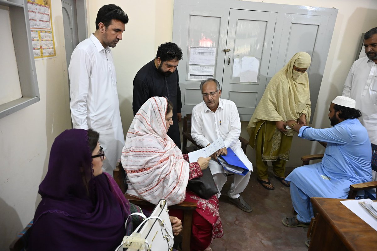 bisp_pakistan's tweet photo. چیئرپرسن بینظیر انکم سپورٹ پروگرام، سینیٹر روبینہ خالد نے سوات کے علاقے بری کوٹ میں واقع بی آئی ایس پی تحصیل آفس کا دورہ کیا۔

اس موقع پر سینیٹر روبینہ خالد نے اپنی نگرانی میں مستحق خواتین کو مفت بینظیر سم فراہم کروائیں اور انہیں بینظیر فری سم کی افادیت اور ڈیجیٹل والٹ کے مؤثر اور محفوظ استعمال کے حوالے سے عملی رہنمائی فراہم کی۔ انہوں نے بینظیر فری سم کی تقسیم کے عمل کا جائزہ لیتے ہوئے متعلقہ عملے کو ہدایت کی کہ یہ عمل مکمل شفافیت، نظم و ضبط اور سہولت کے ساتھ جاری رکھا جائے۔

#BISP #SenatorRubinaKhalid #BariKot  #DigitalWallet #FinancialInclusion