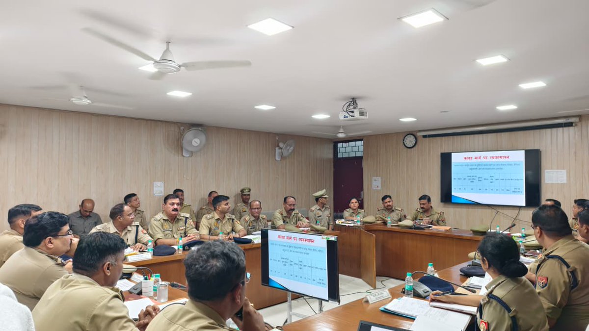 amrohapolice's tweet photo. अपर पुलिस महानिदेशक बरेली जोन एवं पुलिस उप महानिरीक्षक मुरादाबाद परिक्षेत्र द्वारा कांवड़ यात्रा के दृष्टिगत गोष्ठी आयोजित कर दिए आवश्यक दिशा-निर्देश।
@Uppolice https://t.co/Dsrg4Hv6mg