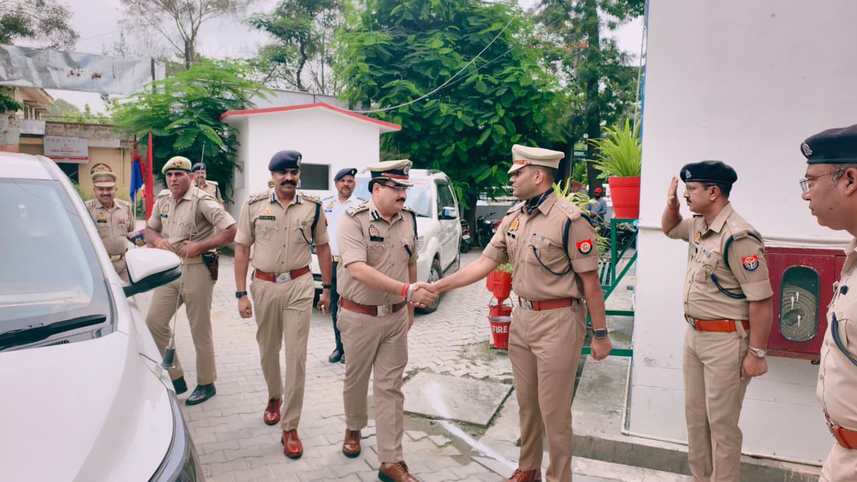 amrohapolice's tweet photo. अपर पुलिस महानिदेशक बरेली जोन एवं पुलिस उप महानिरीक्षक मुरादाबाद परिक्षेत्र द्वारा कांवड़ यात्रा के दृष्टिगत गोष्ठी आयोजित कर दिए आवश्यक दिशा-निर्देश।
@Uppolice https://t.co/Dsrg4Hv6mg